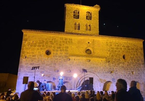 El Trío Caracol actuando ante la iglesia de San Miguel en San Miguel del Pino
