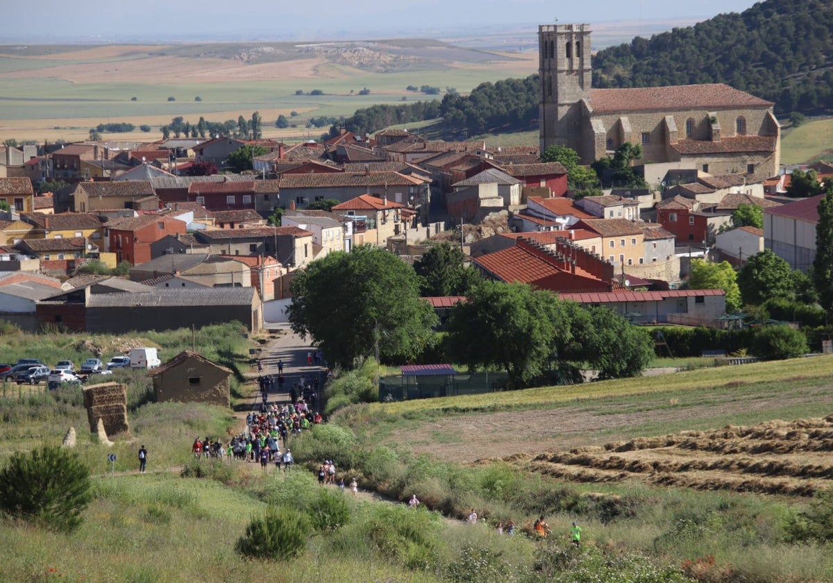 Los participantes a la salida de la marcha con Valdenebro de los Valles al fondo