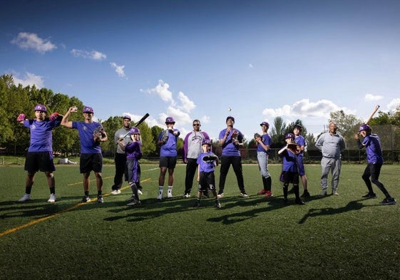 De izquierda a derecha, Ronny Guzmán, Yixon Sánchez, Geuris Pérez, Gabriel Gregorio, Rafael Sánchez, Hairo Aquino, Diego Ostos, Roimer Burguillos, Hugo Cavia, Miguel Gregorio, Hugo Seijas, Frederich Méndez y Larry Ávila, integrantes del club de béibol Five.