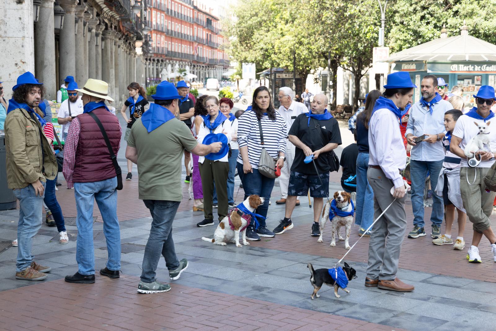 Varios asistentes al comienzo de la protesta para pedir la derogación del decreto que restringe el uso de antibióticos en animales.