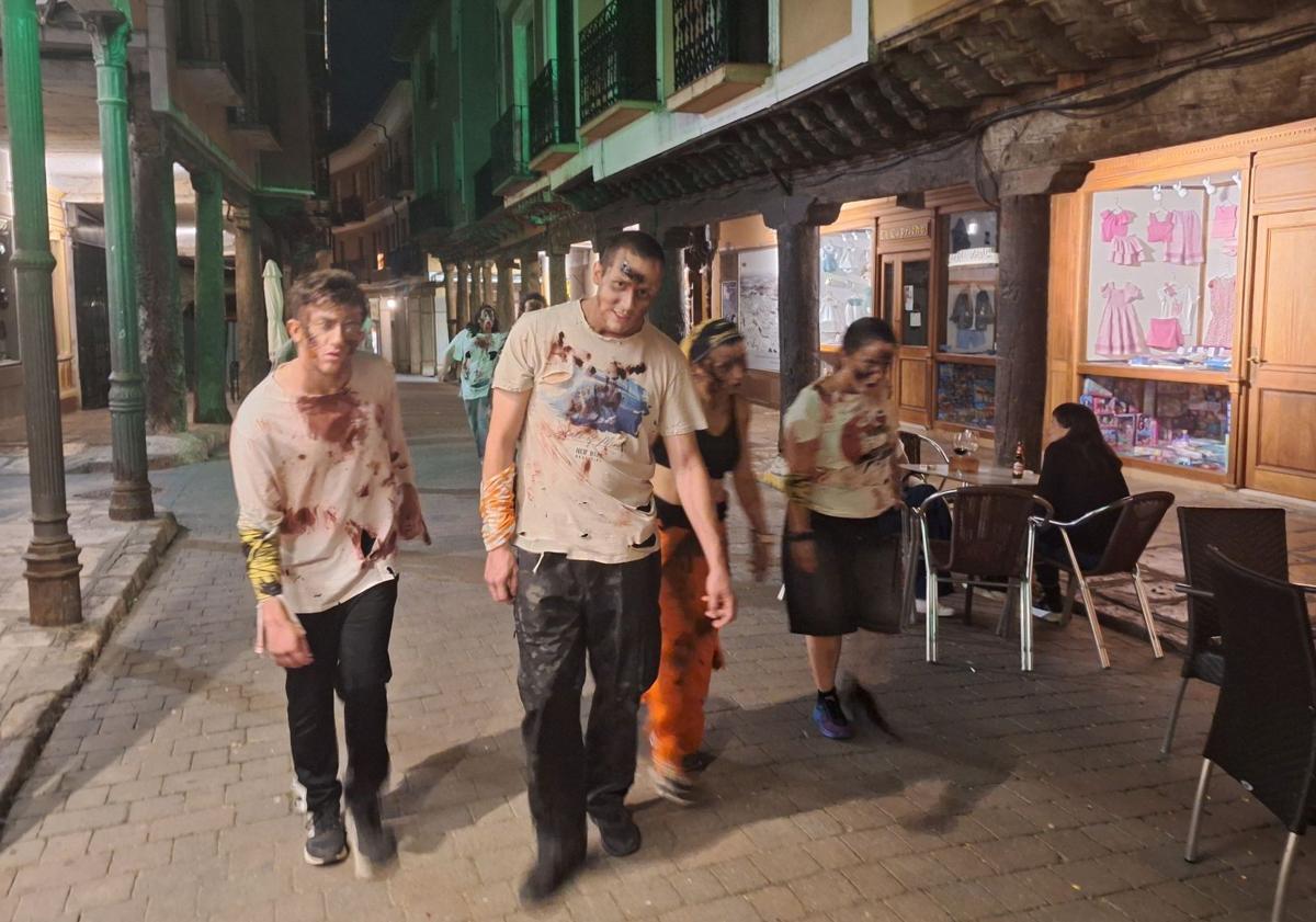 Imagen principal - Los participantes, en las calles de Medina de Rioseco.