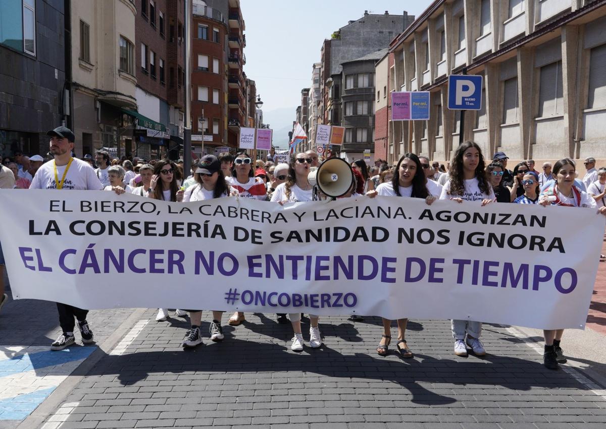 Imagen secundaria 1 - Tres momentos de la manifestación para exigir a la Junta recursos sanitarios en El Bierzo.