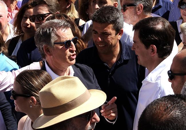 Mañueco conversa con Núñez Feijóo y el valenciano Mazón.