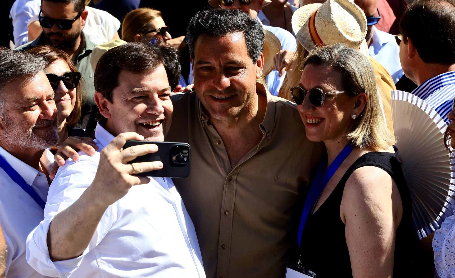 Alfonso Fernández Mañueco se hace una foto con Raúl de la Hoz e Isabel Blanco, en presencia de Francisco Vázquez.