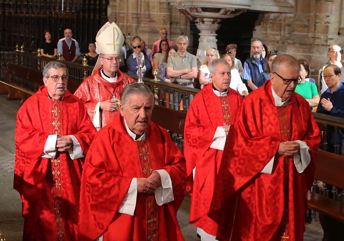 El obispo de Segovia, Jesús Vidal, acompañado por el Cabildo, antes de iniciar la eucaristía de este domingo en la Catedral.