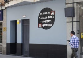 Anuncio de garajes y trasteros en la calle Valentín Calderón.