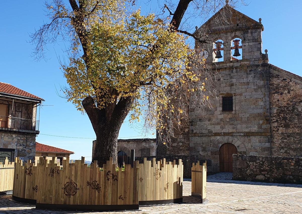 Imagen secundaria 1 - Tramo del Camino de los Prodigios y una de sus obras de arte y Laberinto de la Ruta Urbana Bordado, Arte y Tradición, situado en la plaza de la Iglesia.
