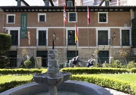 Jardín junto a la fachada de la Casa Museo de Cervantes.