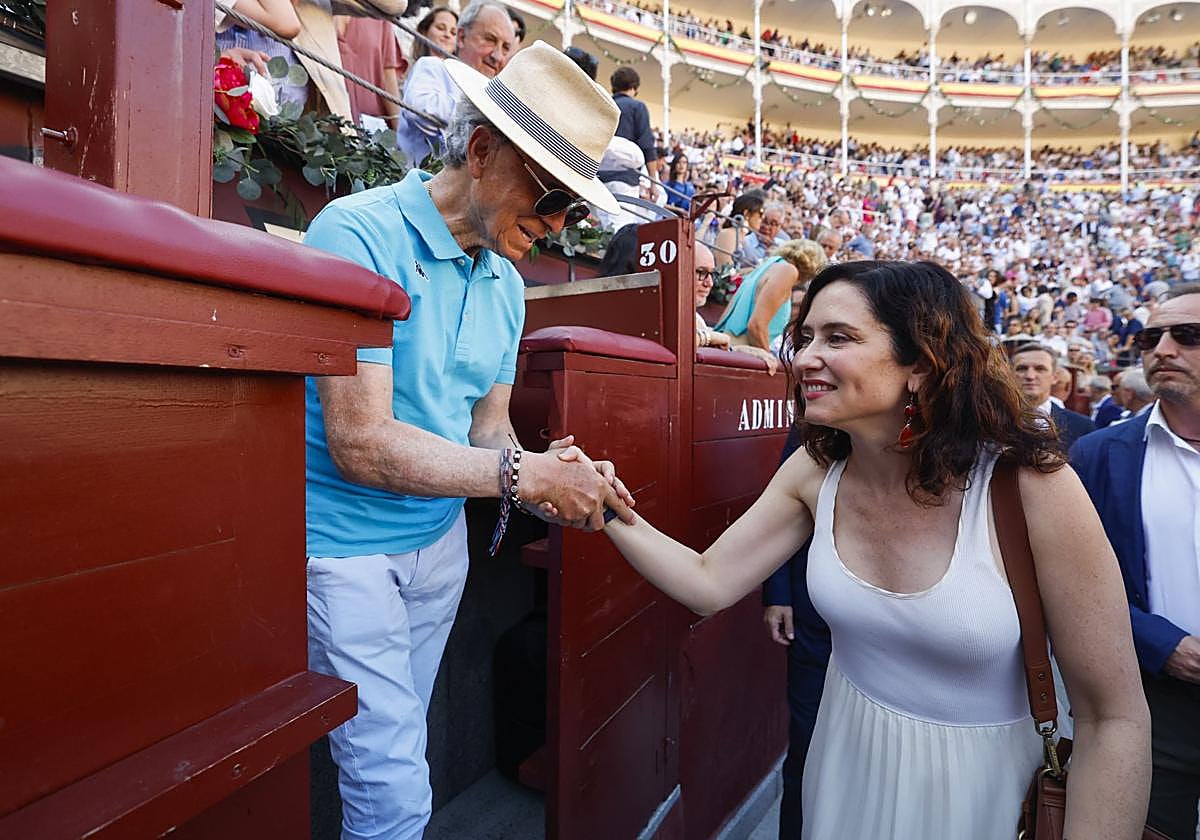 Isabel Díaz Ayuso saluda a Ortega Cano.