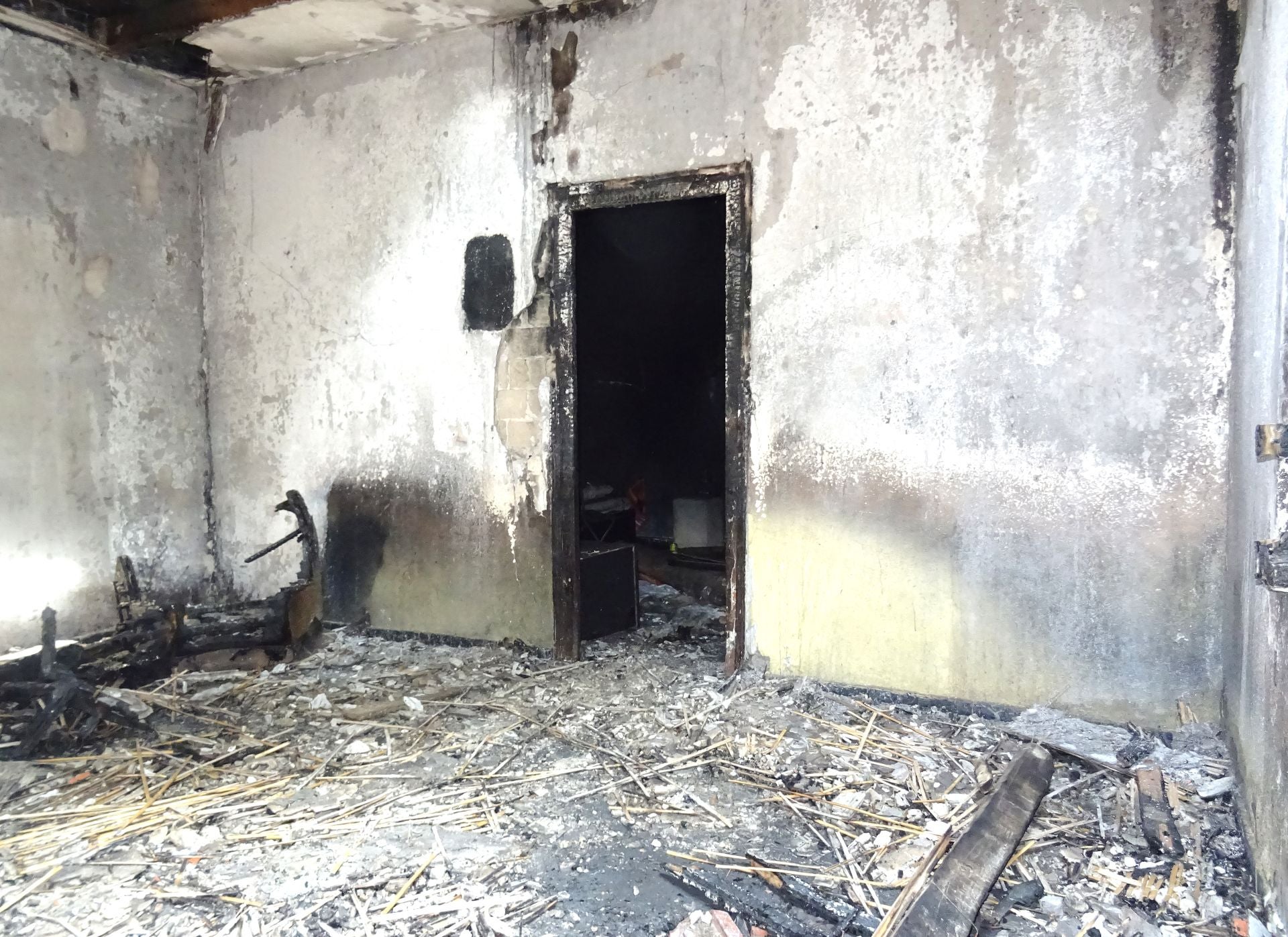 Las imágenes de la casa devorada por las llamas en San Cristóbal