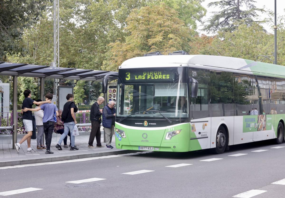 Transportes asigna a la Junta 1,81 millones para los descuentos en los abonos de autobuses