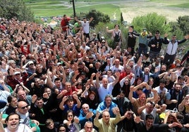 La multitud se arremolina a los pies de la ermita para coger las bolsas de pan y queso de la pedrea, en la fiesta de santo Toribio del pasado mes de abril.