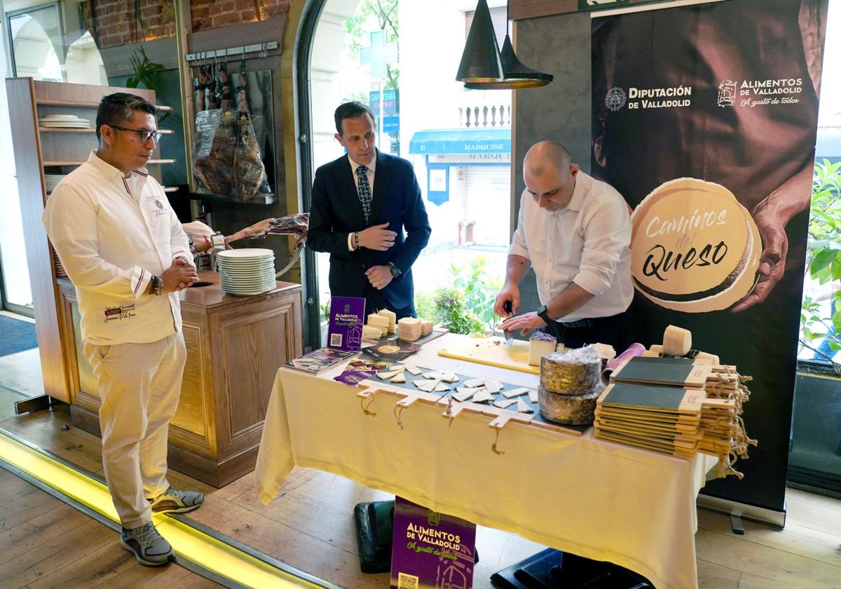 El presidente de la Diputación de Valladolid, Conrado Íscar, inaugura la campaña de promoción del queso artesano de la provincia en Madrid.