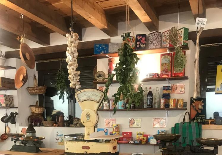 Exposición en la que se recrea una tienda antigua.