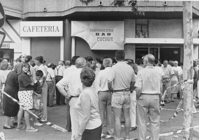 Exterior del bar Cuchus tras el asesinato de Lidia Rabanillo el 30 de julio de 1992.