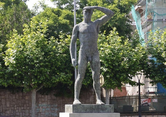 El monumental 'Campesino ibérico', de 4,5 metros, al inicio de la avenida de Asturias.
