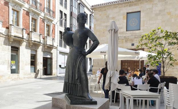 'La aguadora', detrás del Ayuntamiento.