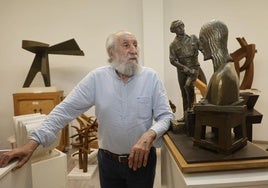 Luis Alonso posa en su taller con la escultura que hizo en honor de Victorio Macho, situada en la Calle Mayor.
