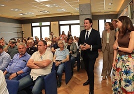 Presentación de las nuevas normas urbanísticas entre varios alcaldes de la provincia.