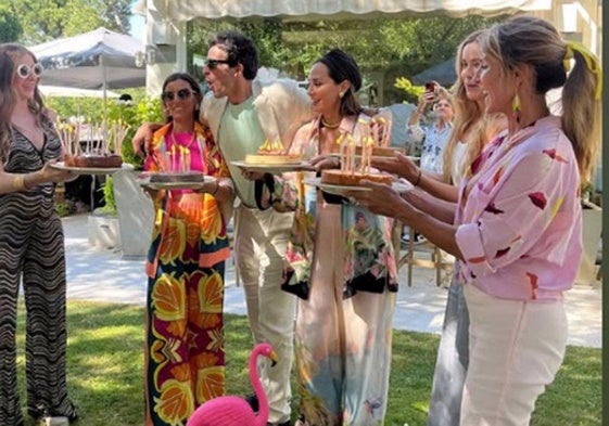 Íñigo Onieva junto a Tamara Falcó y amigos en la fiesta.