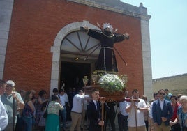 Salida de la procesión de San Francisco en La Parrilla.