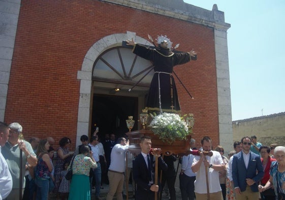 Salida de la procesión de San Francisco en La Parrilla.
