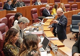 Iñaki Sicilia, procurador de Vox, hace un gesto a la socialista Rosa Rubio durante un pleno anterior.