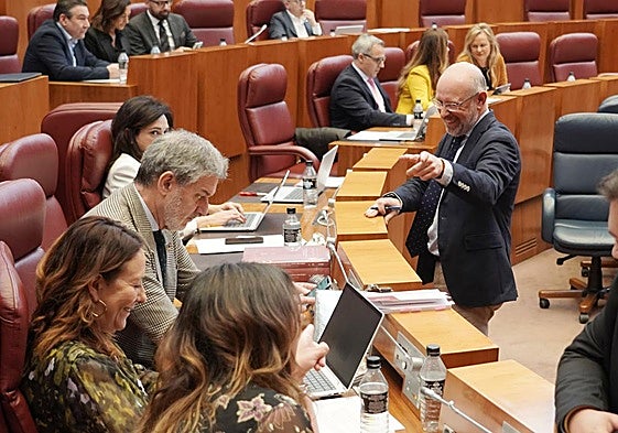 Iñaki Sicilia, procurador de Vox, hace un gesto a la socialista Rosa Rubio durante un pleno anterior.