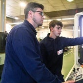 Dos alumnos del centro de Formación Profesional Juan de Herrera, en Valladolid.