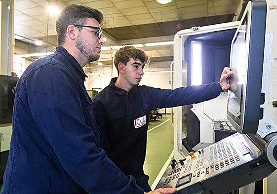 Dos alumnos del centro de Formación Profesional Juan de Herrera, en Valladolid.