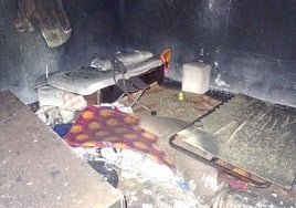 La habitación donde dormía el último inquilino de la caseta catalogada que fue pasto de las llamas hace una semana.