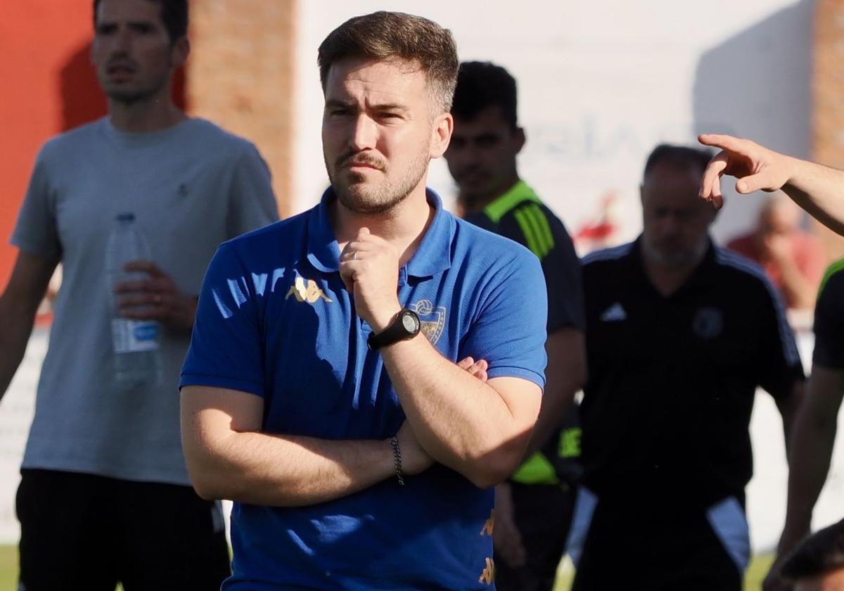 Marchena, pensativo el pasado sábado en el encuentro ante el filial del Burgos en Las Salinas