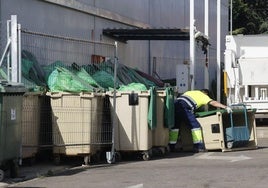 Contenedores repletos de basura en el exterior del Hospital Río Carrión.