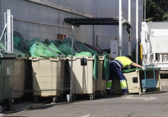 Contenedores repletos de basura en el exterior del Hospital Río Carrión.