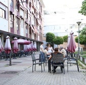 Clientes en las terrazas de la plaza Rosa Chacel, en el barrio de Delicias.