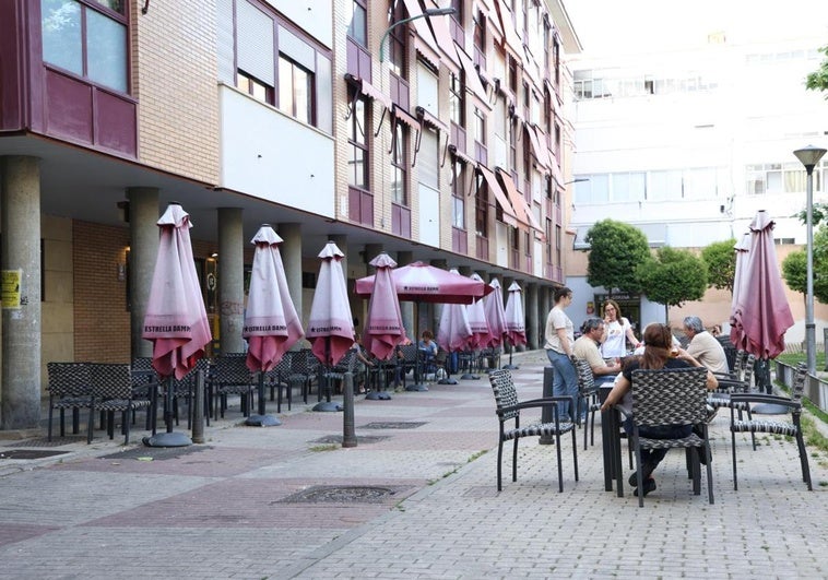 Clientes en las terrazas de la plaza Rosa Chacel, en el barrio de Delicias.