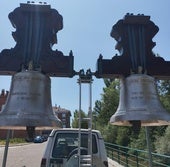 Los campaneros Villaltanos transportan las campanas.