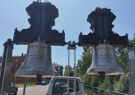 Los campaneros Villaltanos transportan las campanas.
