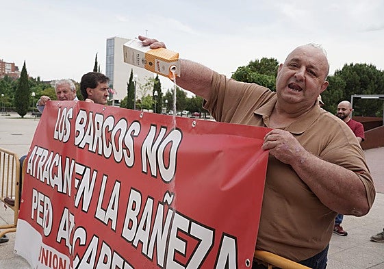 Protesta a las puertas de las Cortes.