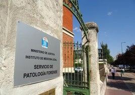 Fachada del Instituto de Medicina Legal, donde se encuentra actualmente el baúl con los restos mortales del identificado.