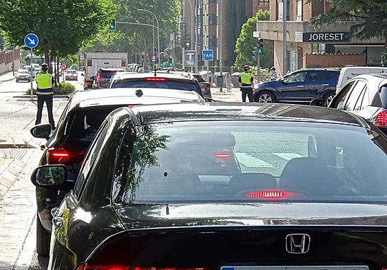 Los agentes regulan el tráfico por la mañana antes del colapsado cruce de Hernando de Acuña con Adolfo Miaja de la Muela por las obras de asfaltado.
