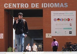 Un estudiante universitario camina por el campus Delibes de la Universidad de Valladolid.
