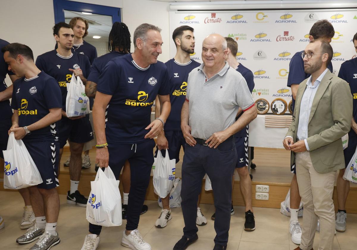 Jugadores, cuerpo técnico y directiva del Súper Agropal Palencia, en las instalaciones del patrocinador principal.