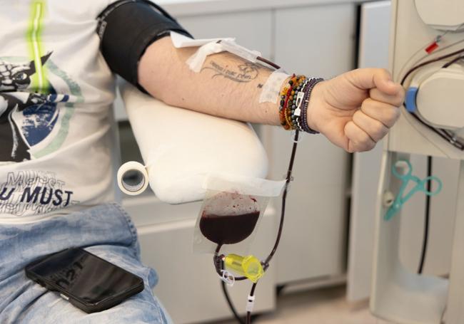 Donante en un momento de la extracción de sangre en el Centro de Hemoterapia y Hemodonación de Castilla y León ubicado junto al Campo Grande.