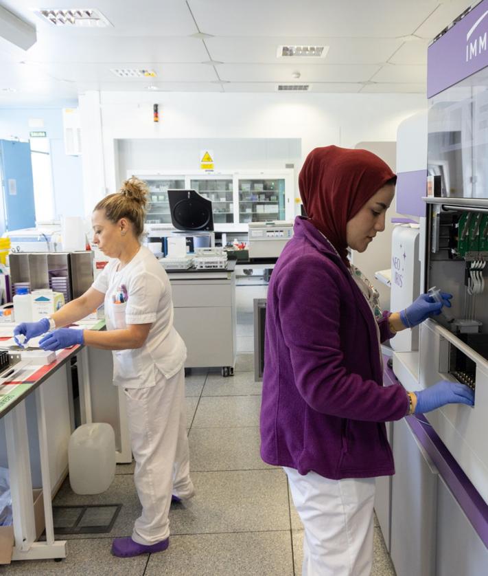Imagen secundaria 2 - Preparación de muestras en la sala de extracción, un donante durante la donación de sangre y trabajo en los laboratorios del Centro de Hemoterapia y Hemodonación de Castilla y León.