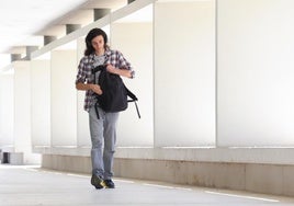 Un estudiante camina por el campus Miguel Delibes de la UVA.