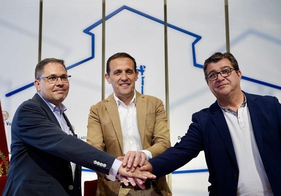 El presidente de la Diputación, Conrado Íscar (centro), junto al director de Cáritas Diocesana, Guenther Eduardo Boelhoff (izquierda), y el presidente provincial de Cruz Roja, Juan José Zancada.