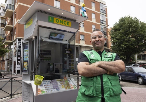 Mohamed Ali Ouakkas en su puesto de la ONCE en el barrio de La Rondilla de Valladolid.