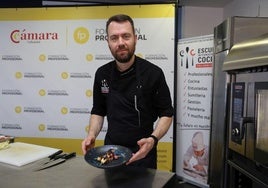 El chef de la Escuela Internacional de Cocina con su entrante de salchicha recién cocinado
