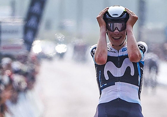 Romeo no se cree su victoria en la meta de Charantonnay.